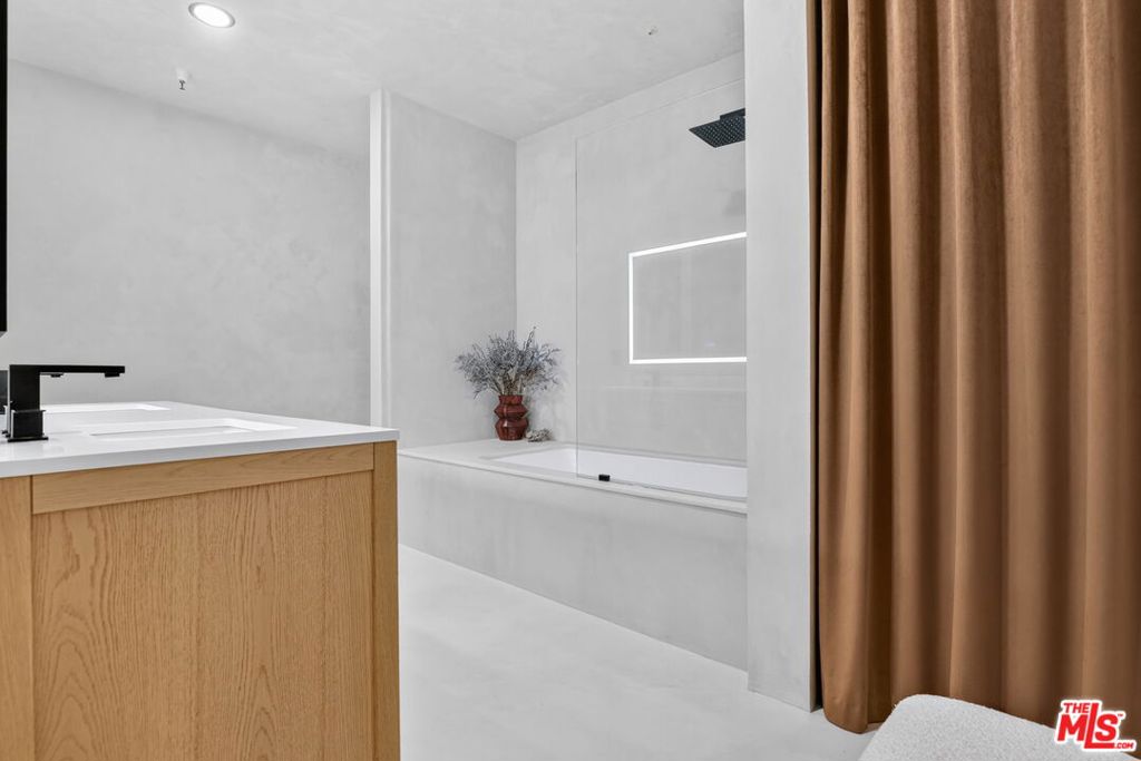 https://media.crmls.org/mediaz/e79aeec3-273f-438a-a0b4-a9e73478411d.jpg?preset=X-Large