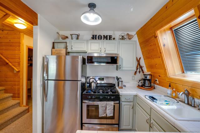 33382 Squirrel Dr, Green Valley Lake CA: https://media.crmls.org/mediaz/e79c7580-1464-41c5-95c1-1597f7292bd5.jpg