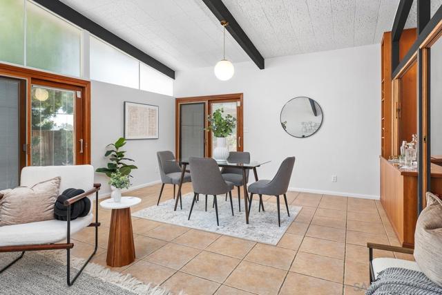 8402 Sugarman Dr, La Jolla CA: https://media.crmls.org/mediaz/e79c81a9-78b2-4e1c-abcb-bb6cd5615585.jpg