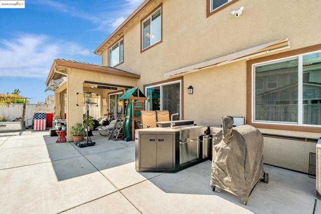 2281 Garden Farms Ave, Lathrop CA: https://media.crmls.org/mediaz/e79cbba1-85fb-4cd6-a169-da6cf9be3d1c.jpg