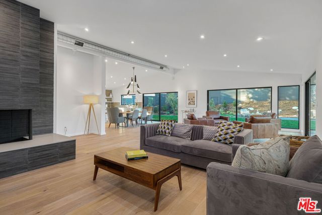 8400 Edwin Drive, Los Angeles CA: https://media.crmls.org/mediaz/e79d131f-aa3b-4ce2-bb70-c893d07a4184.jpg