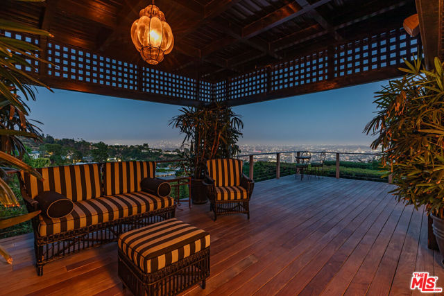 1612 Gilcrest Drive, Beverly Hills CA: https://media.crmls.org/mediaz/e79ebfee-267f-4217-97d3-b9accf907965.jpg