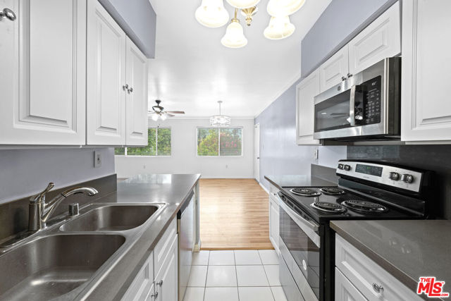 12801 Moorpark Street, Studio City CA: https://media.crmls.org/mediaz/e79ec3ca-d0ef-49fc-8c85-4a7c68408d47.jpg