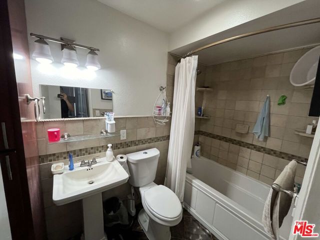 320 Ardmore Avenue, Los Angeles, California 90020, 1 Bedroom Bedrooms, ,1 BathroomBathrooms,Condominium,For Sale,Ardmore,24384895