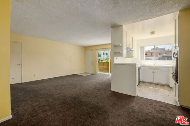 10225 Regent Street photo 10