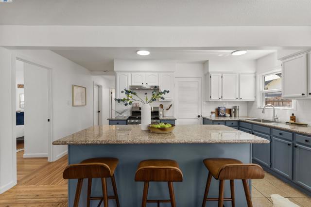 10906 Reposo Dr, Oakland CA: https://media.crmls.org/mediaz/e79f9034-b7e3-4a36-9707-9c037b14a637.jpg
