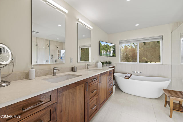 554 Lone Oak Drive, Thousand Oaks CA: https://media.crmls.org/mediaz/e7a04180-aab7-4f80-97a9-a16b0bd1fd2f.jpg