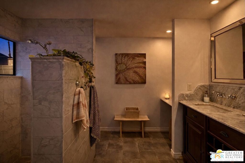 https://media.crmls.org/mediaz/e7a1715b-0e73-45a2-8635-0aa52773cfad.jpg?preset=X-Large