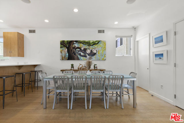 1410 Pacific Avenue, Venice CA: https://media.crmls.org/mediaz/e7a1a92e-61d2-4e5a-bc32-29460bf1db80.jpg