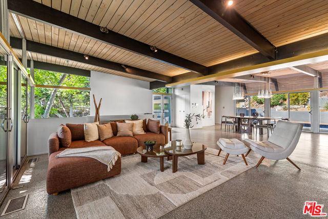 4944 Hood Drive, Woodland Hills CA: https://media.crmls.org/mediaz/e7a1b3c7-8a5c-4579-b207-5f44d03680e7.jpg