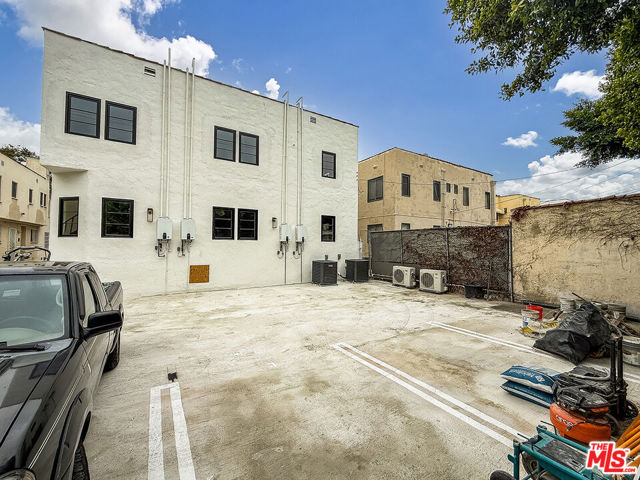 150 N Arnaz Drive, Beverly Hills CA: https://media.crmls.org/mediaz/e7a2b1a7-d1d1-44ce-9dea-fe109e339712.jpg