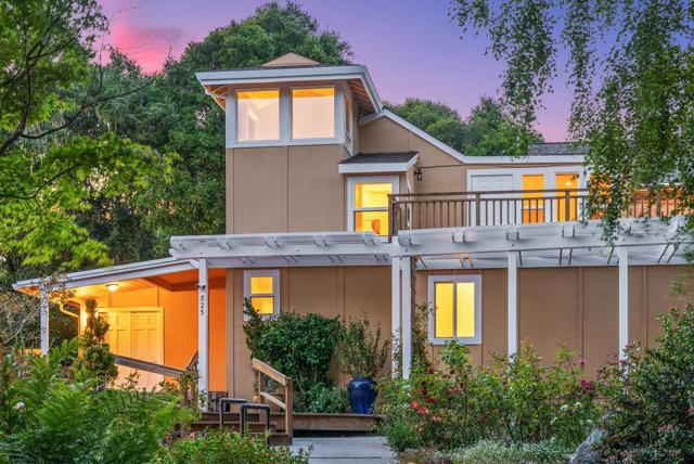 825 Skyward Drive, Aptos CA: https://media.crmls.org/mediaz/e7a33cc3-9cda-443d-963c-6feab46efd89.jpg