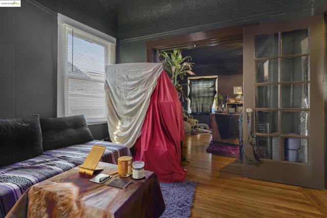 553 34Th St, Oakland CA: https://media.crmls.org/mediaz/e7a3a5df-154c-4500-b650-d44a184fdda4.jpg