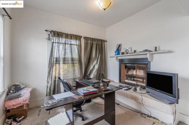 5537 Claremont Ave, Oakland CA: https://media.crmls.org/mediaz/e7a3c927-ac4e-455d-9f24-909dd90d0d5b.jpg