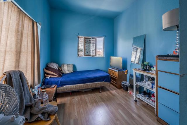1437 25Th Ave, Oakland CA: https://media.crmls.org/mediaz/e7a40a5d-d8f2-49c7-a41b-509d02d5dfd7.jpg