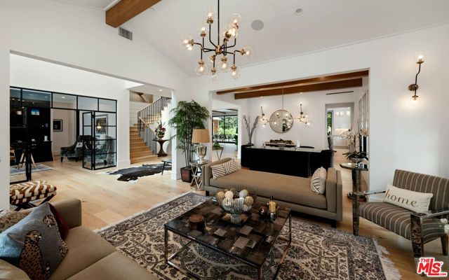 16101 Royal Mount Drive, Encino CA: https://media.crmls.org/mediaz/e7a41d0a-d3dc-4574-91c4-e150884c8978.jpg