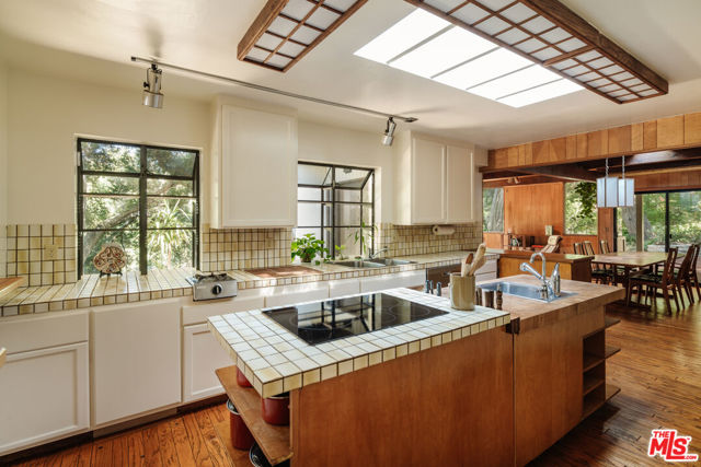 1289 Old Topanga Canyon Road, Topanga CA: https://media.crmls.org/mediaz/e7a47ca3-b6ef-49bf-810c-a167cb33b5cf.jpg
