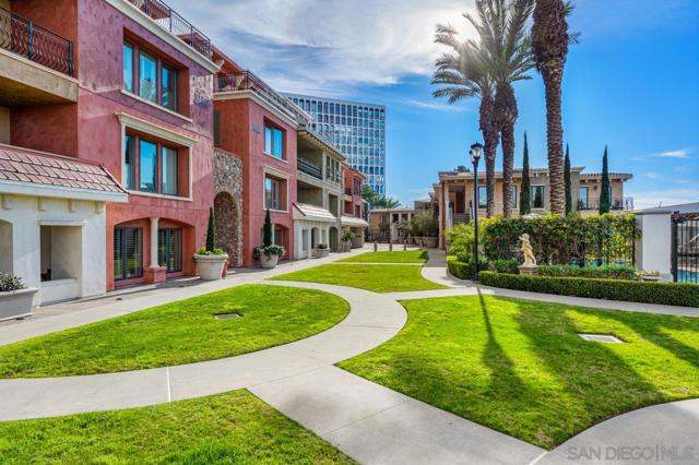 1040 Genter St, La Jolla CA: https://media.crmls.org/mediaz/e7a5f445-714f-4243-8ccd-7dbcbcc8b495.jpg