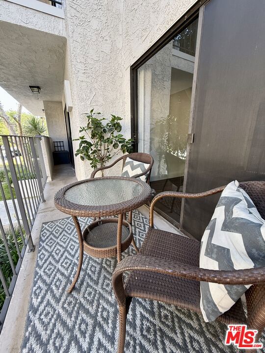 837 N West Knoll Drive, West Hollywood CA: https://media.crmls.org/mediaz/e7a6b8fa-dab1-4ce0-b963-d0d16f9bdf67.jpg
