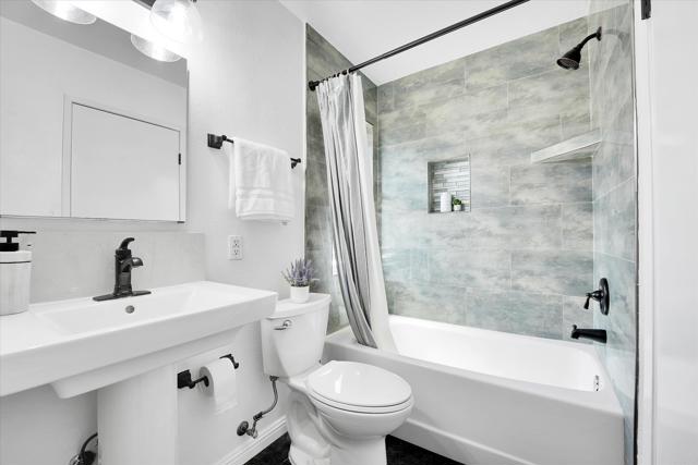 Detail Gallery Image 23 of 31 For 7077 Camino Pacheco, San Diego,  CA 92111 - 2 Beds | 2 Baths