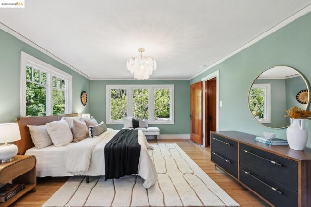 733 Carlston Ave., Oakland CA: https://media.crmls.org/mediaz/e7a7f32f-46e7-4094-b3a3-78767711fe16.jpg