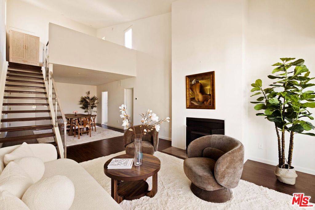 725 S Barrington Avenue #301