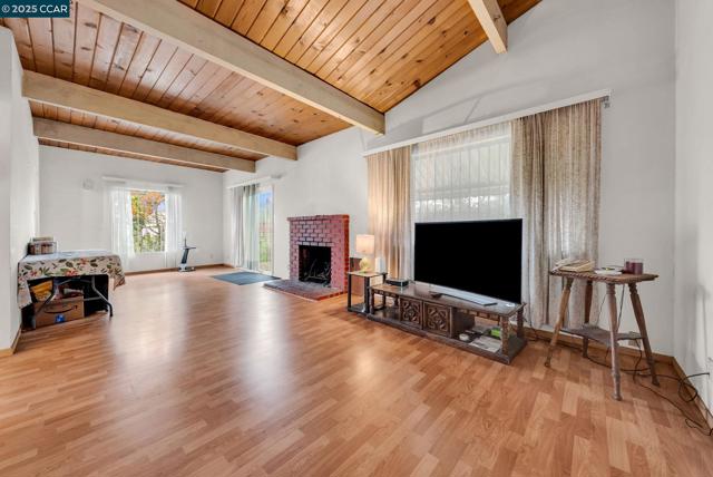 1246 Otis Dr, Alameda CA: https://media.crmls.org/mediaz/e7aaa41e-e535-44e1-9307-3f5fbdf49657.jpg