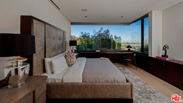1305 Collingwood Place, Los Angeles CA: https://media.crmls.org/mediaz/e7ab1666-cfe5-4dde-9e55-34db59441bc5.jpg