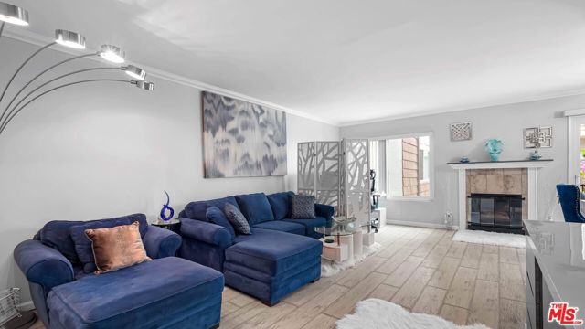 5870 Green Valley Circle, Culver City CA: https://media.crmls.org/mediaz/e7ab3cb8-0152-4ce8-b7c1-789b13223314.jpg