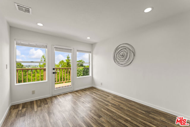 11621 Sunshine Terrace, Studio City CA: https://media.crmls.org/mediaz/e7ab455d-9ed5-492d-8d4e-3efa5bd9f590.jpg