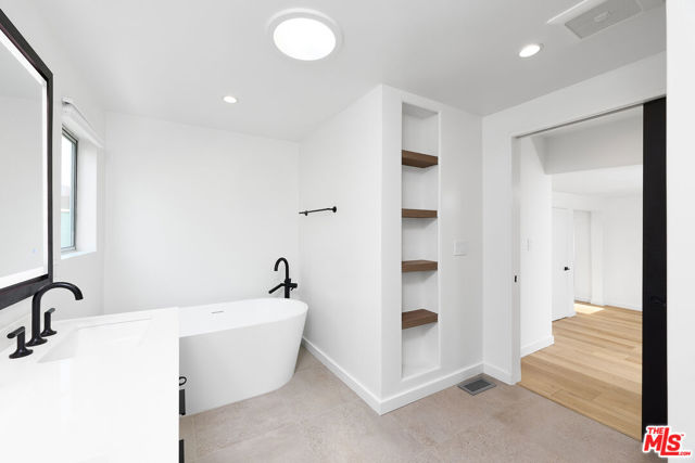 519 1/2 San Juan Avenue, Venice CA: https://media.crmls.org/mediaz/e7ac0683-b743-4767-9794-0b906962f743.jpg