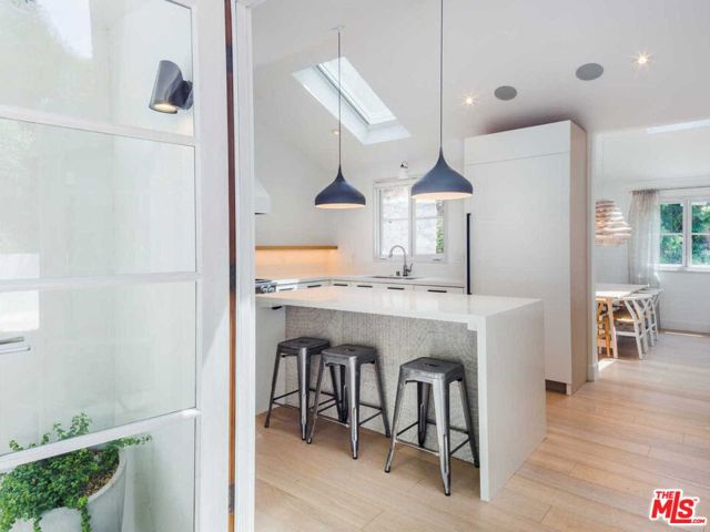 3279 Ledgewood Drive, Los Angeles CA: https://media.crmls.org/mediaz/e7ac1422-7419-4a61-a22b-e883272ac507.jpg