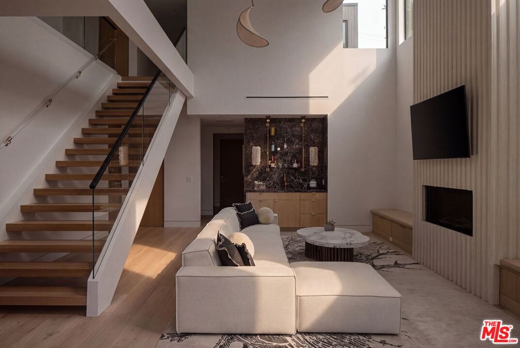 738 Palms Boulevard — image 1