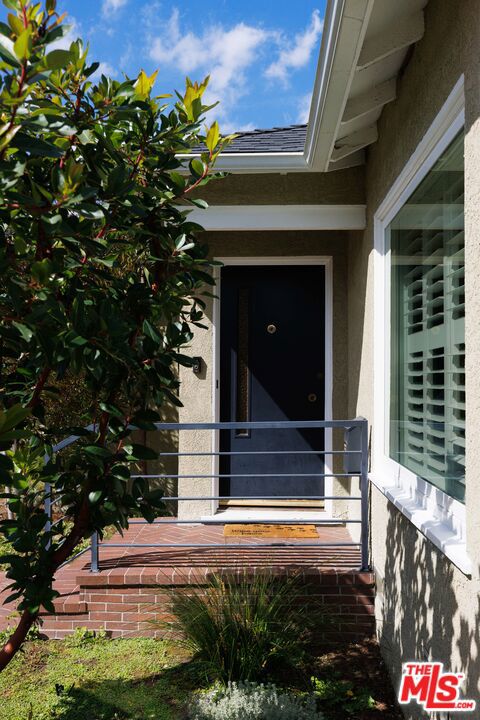 320 North Beachwood Drive photo 3