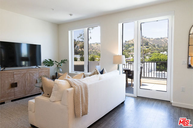 7566 W Sunset Boulevard, Los Angeles CA: https://media.crmls.org/mediaz/e7ad79ff-ee37-4e8c-b156-2a6c6139443c.jpg