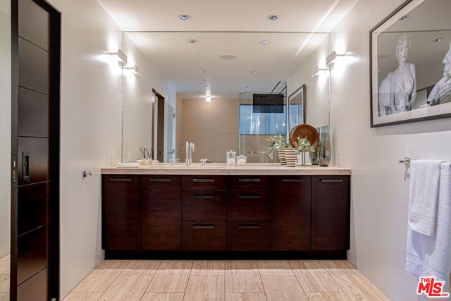 8932 St Ives Drive, Los Angeles CA: https://media.crmls.org/mediaz/e7ae024b-169c-4220-9581-5492714676d4.jpg