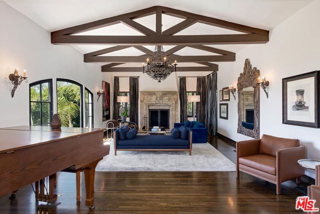2420 Chislehurst Drive, Los Angeles CA: https://media.crmls.org/mediaz/e7ae205d-c06b-4e39-873e-1537f3dcccd5.jpg