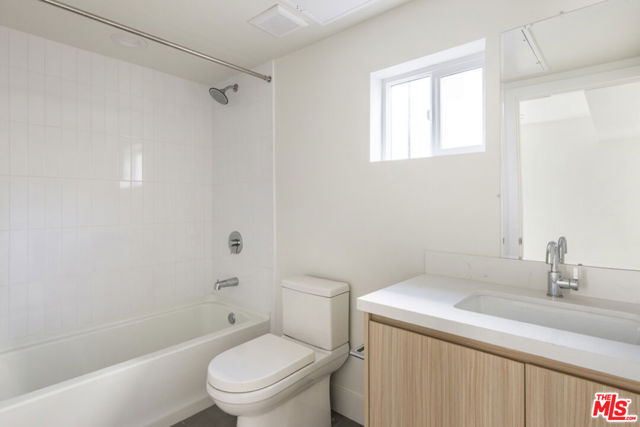 3210 1/2 Verdugo Road, Los Angeles CA: https://media.crmls.org/mediaz/e7ae5882-ebba-4022-8efc-59d29e0270ed.jpg