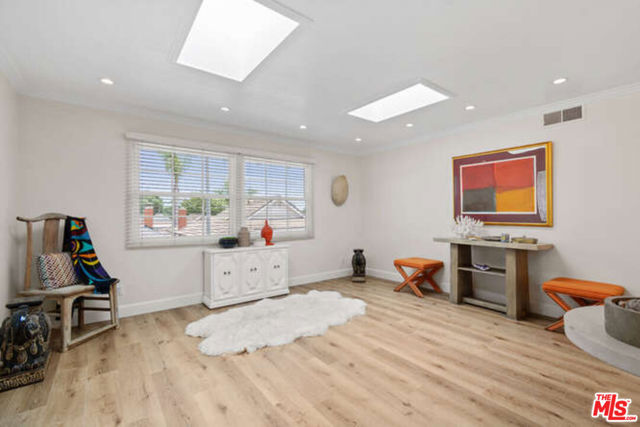 16951 Canyon Lane, Huntington Beach CA: https://media.crmls.org/mediaz/e7aebf94-c99e-4511-90aa-44227a836b32.jpg