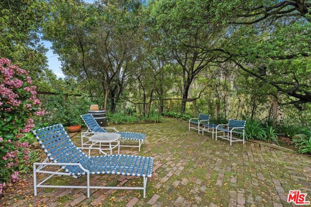 1809 Melhill Way, Los Angeles CA: https://media.crmls.org/mediaz/e7af301d-c7dc-47a7-a990-f96115068936.jpg