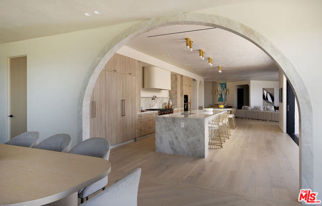 16401 Mulholland Drive, Los Angeles CA: https://media.crmls.org/mediaz/e7af3290-104b-4447-827e-73905eee677c.jpg