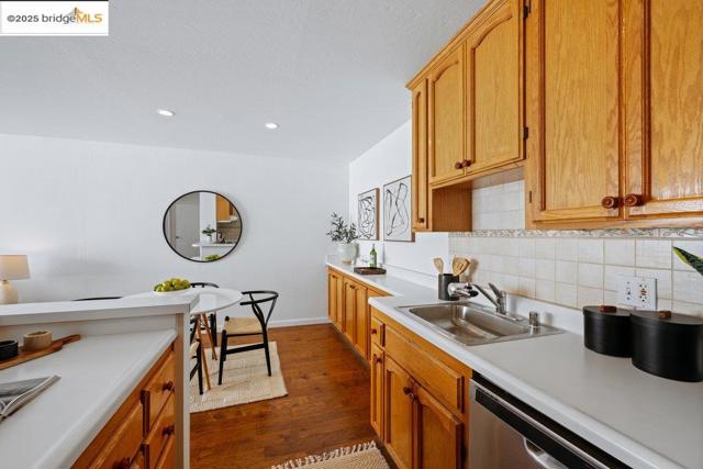 250 Whitmore St, Oakland CA: https://media.crmls.org/mediaz/e7afca77-c0f3-4da7-be92-d8bce4e48acf.jpg