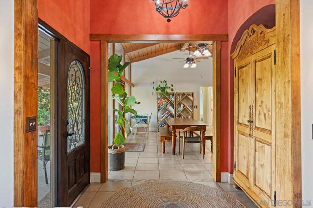 9835 Edgelake Dr, La Mesa CA: https://media.crmls.org/mediaz/e7b04b0a-9f06-46cd-bf4e-82b891ae6ad4.jpg