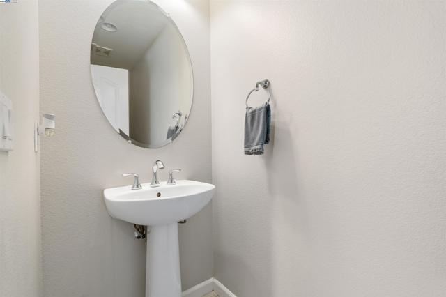 215 W Santa Cruz Way, Mountain House CA: https://media.crmls.org/mediaz/e7b0b823-63d6-46ff-a64f-91aae64ce9da.jpg