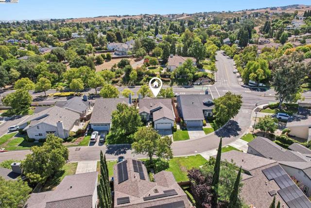 974 Clinton Pl, Pleasanton CA: https://media.crmls.org/mediaz/e7b0bee0-1b53-487d-8a0a-2ae9aa1d32a4.jpg