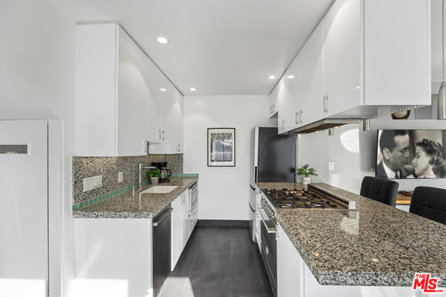 11 24th Avenue, Venice CA: https://media.crmls.org/mediaz/e7b1d34b-776b-4957-b2b8-1e4cb7a0aad5.jpg