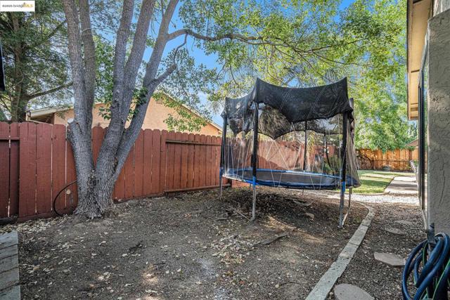 80 Mandeville Ct, Oakley CA: https://media.crmls.org/mediaz/e7b373b6-82dd-4ee4-837f-6ef7e61387c5.jpg