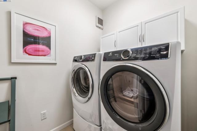 2005 TUNNEL RD, Oakland CA: https://media.crmls.org/mediaz/e7b3e064-e408-44b2-9e37-7e24f40cf813.jpg