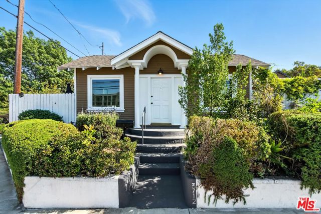 3712 E 10th Street, Long Beach CA: https://media.crmls.org/mediaz/e7b3e442-3379-4390-819b-131c453611ab.jpg
