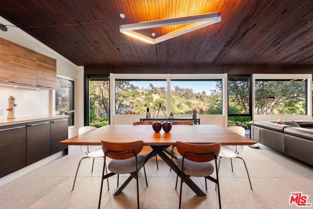 2718 Claray Drive, Los Angeles CA: https://media.crmls.org/mediaz/e7b55cd7-9bcd-4419-b713-5e421c5f3e70.jpg